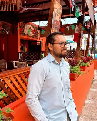 Shua en la terraza de Los de Caché, su taquería en Guadalajara